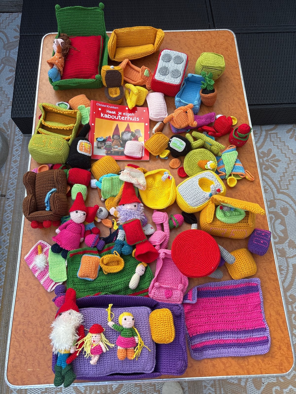 Gehaakt kabouterhuis met accessoires en boek, Ophalen of Verzenden, Zo goed als nieuw, Knutselen