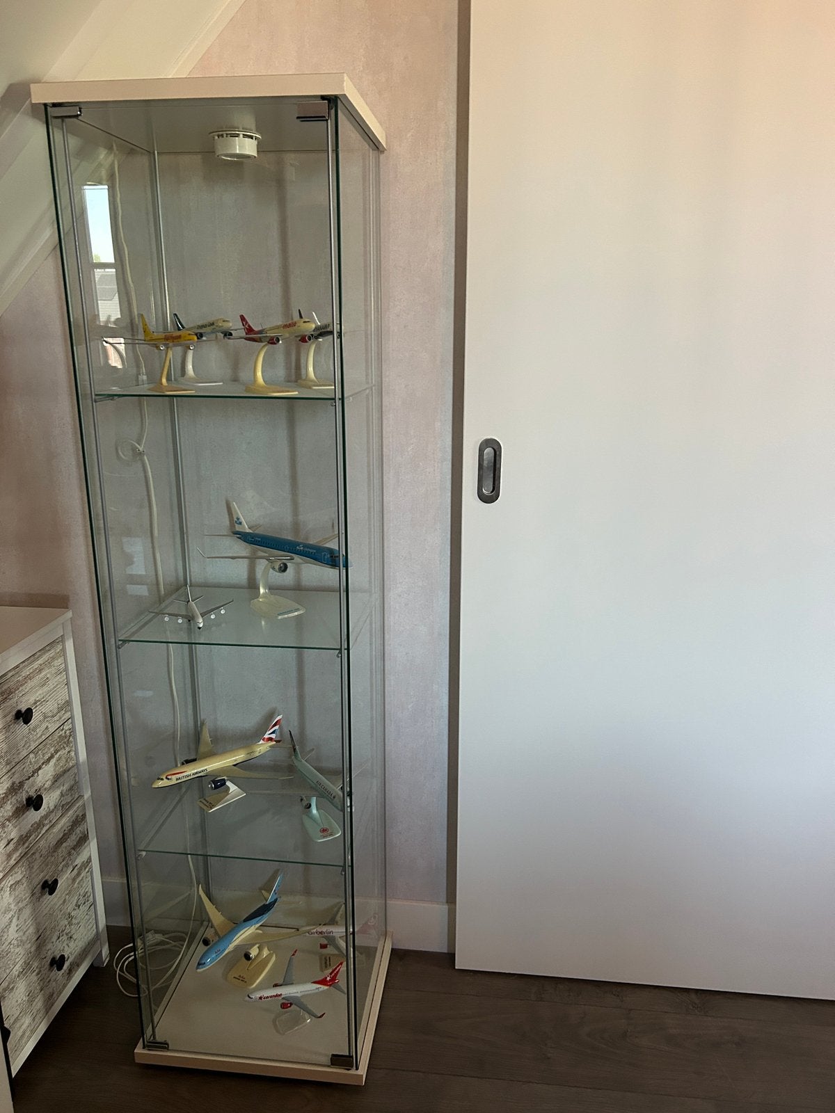 Vitrine kast Ikea Detolf, Ophalen, 50 tot 100 cm, Zo goed als nieuw, 150 tot 200 cm