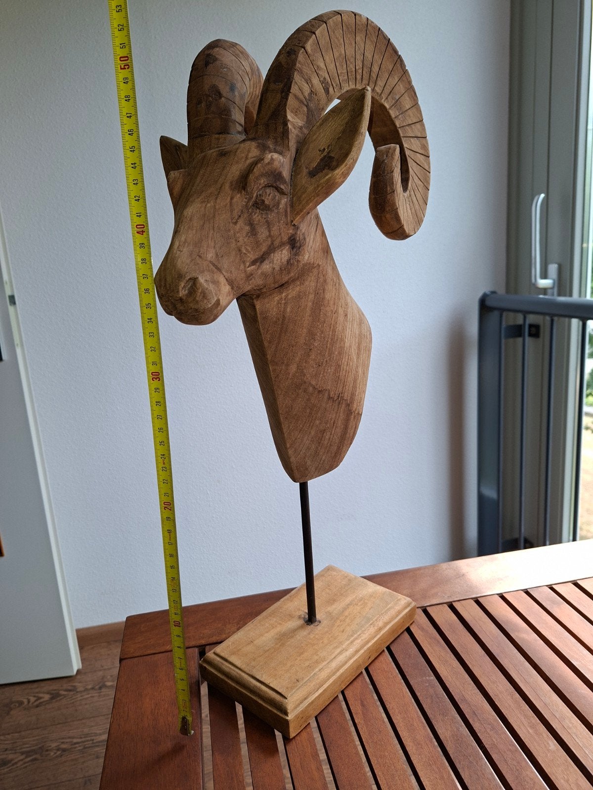 Houten sculptuur van een ram op sokkel, Antiek en Kunst, Kunst | Beelden en Houtsnijwerken, Ophalen of Verzenden, Zoogdier, 20 - 50 cm