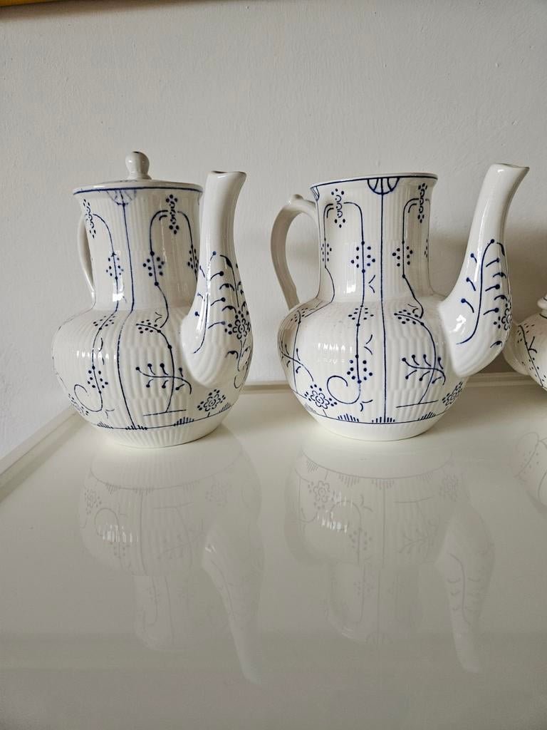 Boch serviesdelen, 2 koffiepotten en 2 dekschalen, Ophalen