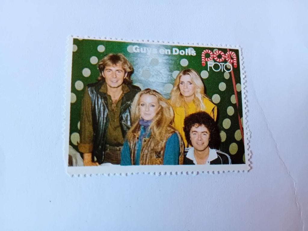 Guys en Dolls sluitzegel Pop foto 5,5x4cm, Ophalen of Verzenden, Zo goed als nieuw, Foto of Kaart