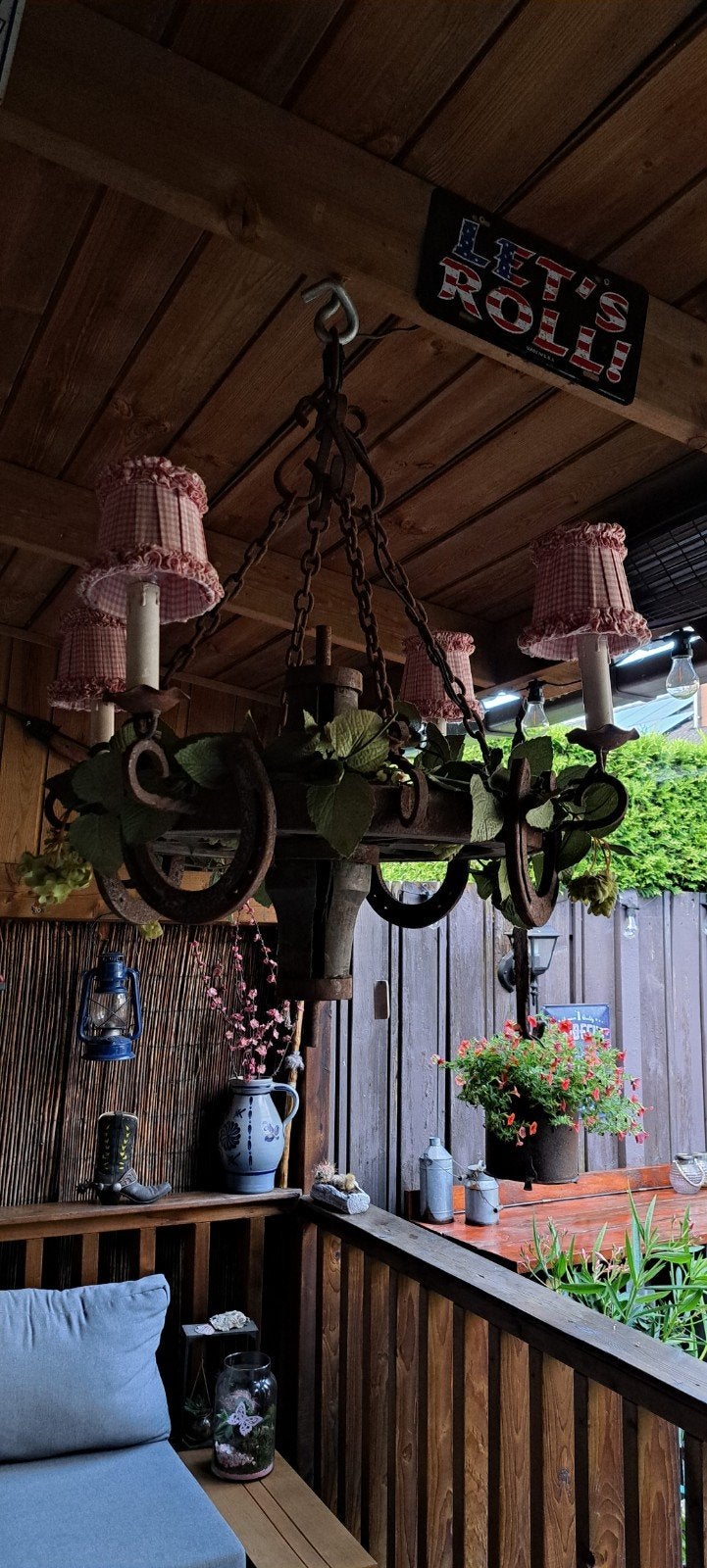 lamp karrewiel met hoefijzers, Ophalen