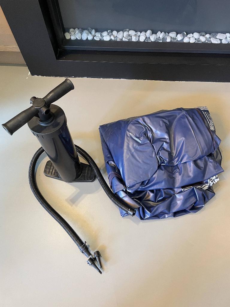 Pump and Air Mattress 180x130, Ophalen, Zo goed als nieuw, 2-persoons
