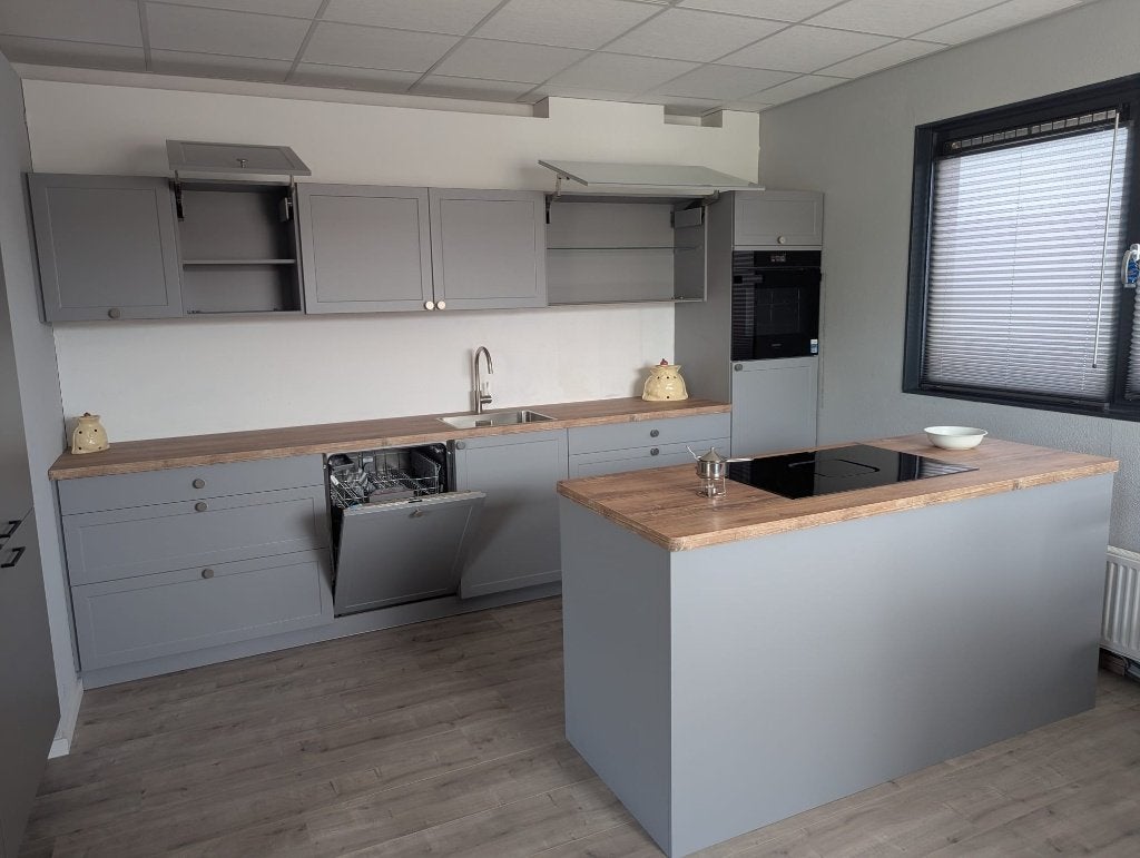 Rechte keukenopstelling met eiland in gave kleurstelling, Huis en Inrichting, Ophalen, Overige typen, Nieuw, Kunststof