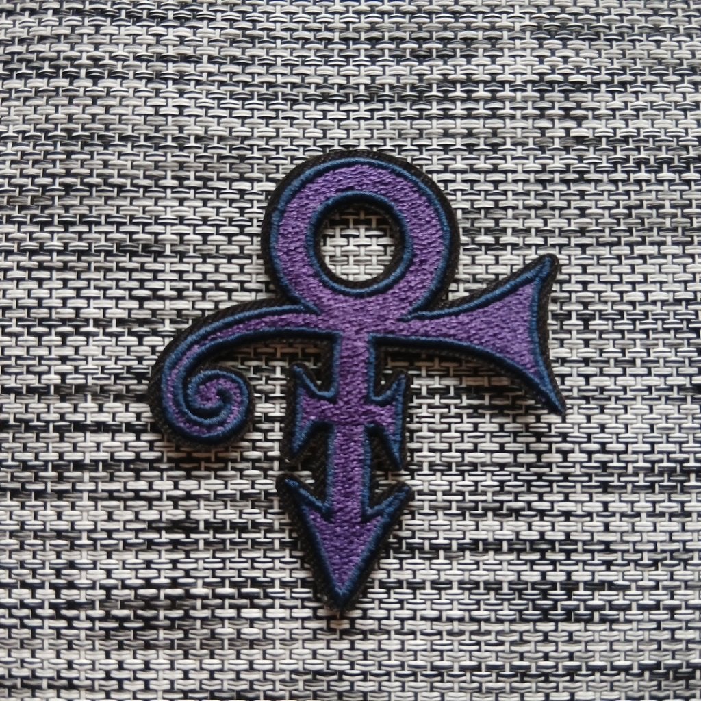 Prince vrij  mooie paarse shaped symbol patch p117, Ophalen of Verzenden, Nieuw, Kleding