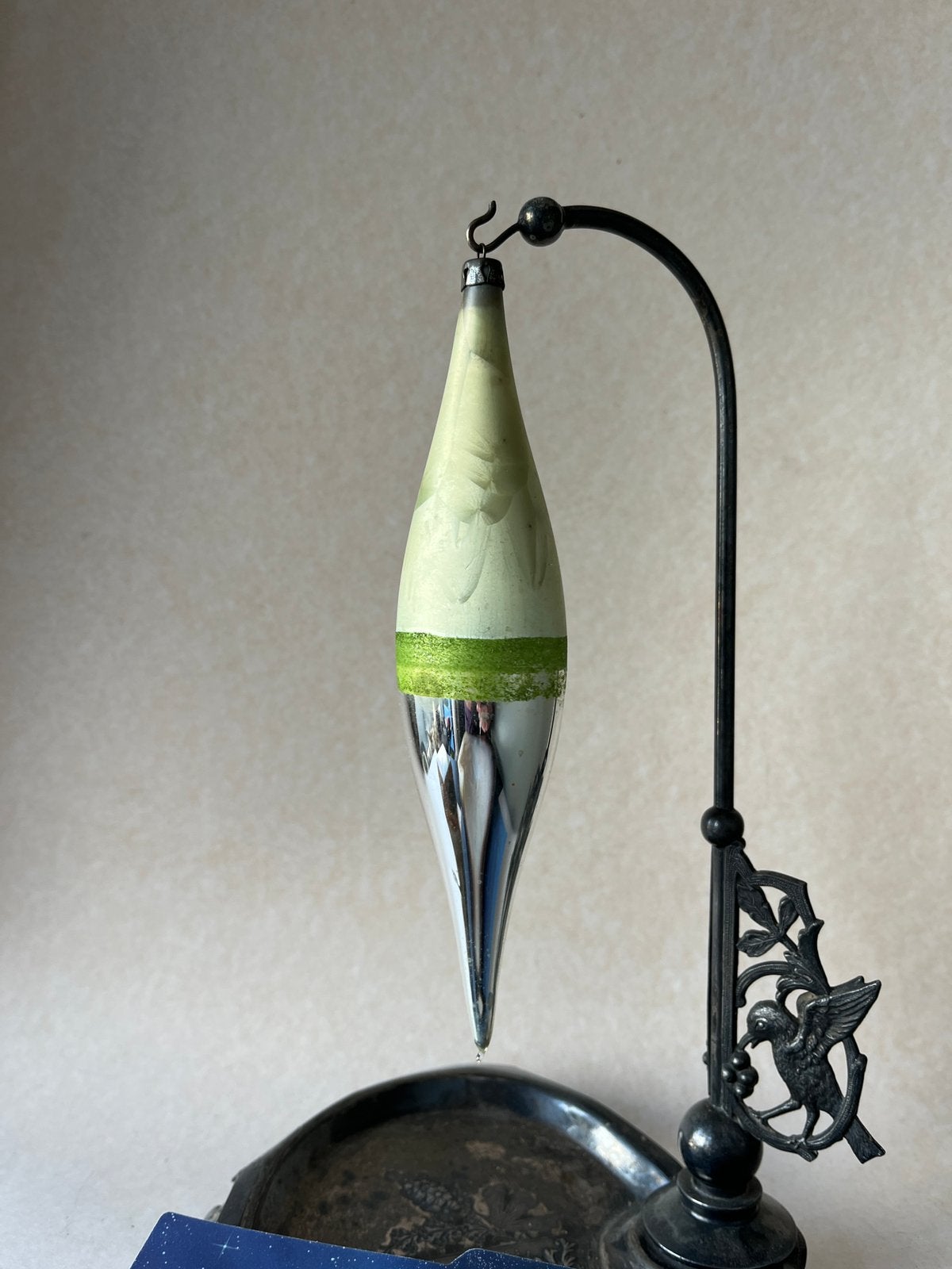 Oude glazen kerstbal (nr 83): lange pegel, zilver en groen, Gebruikt, ., Ophalen of Verzenden, .