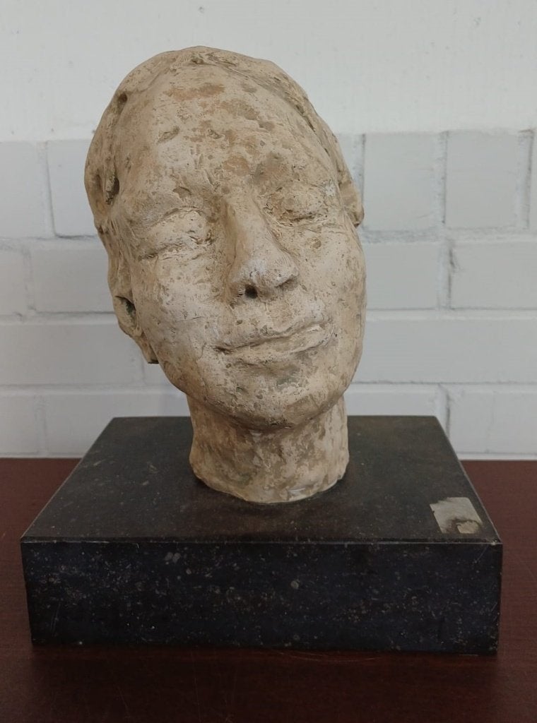 Borstbeeld van een vrouw op granieten plaat, Antiek en Kunst, Ophalen, 20 - 50 cm