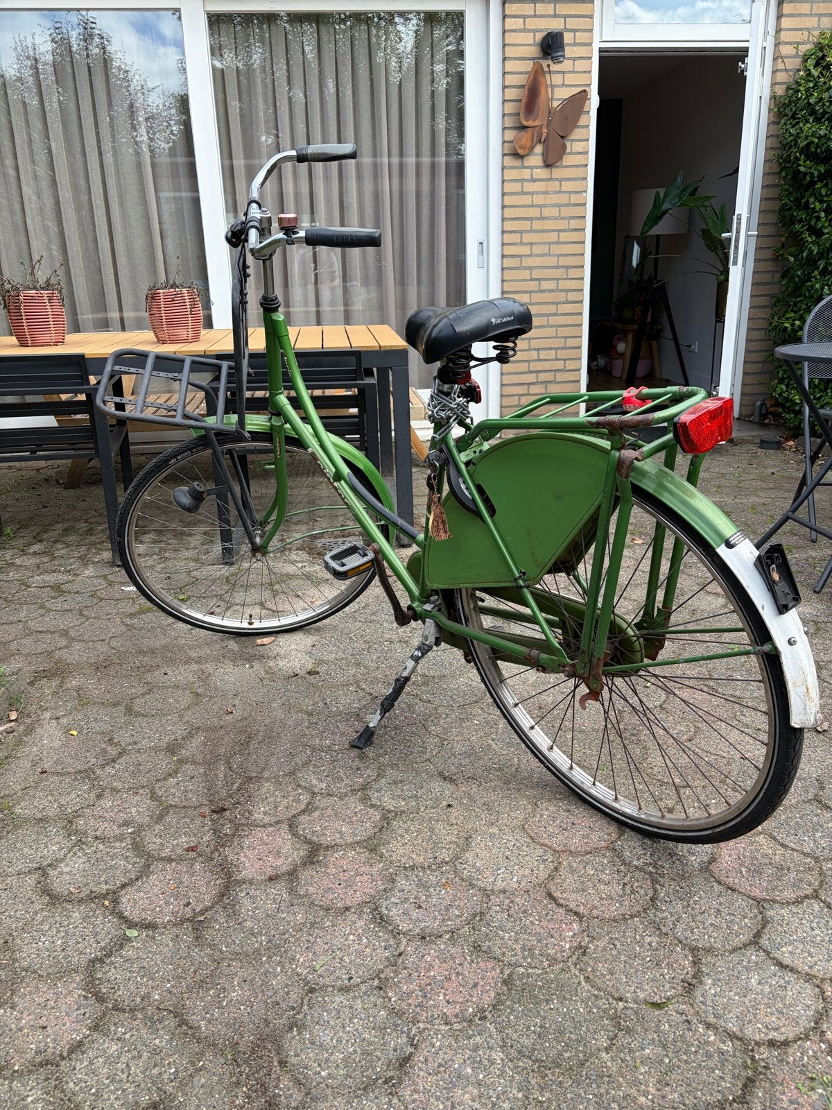 Groene stadsfiets met voordrager