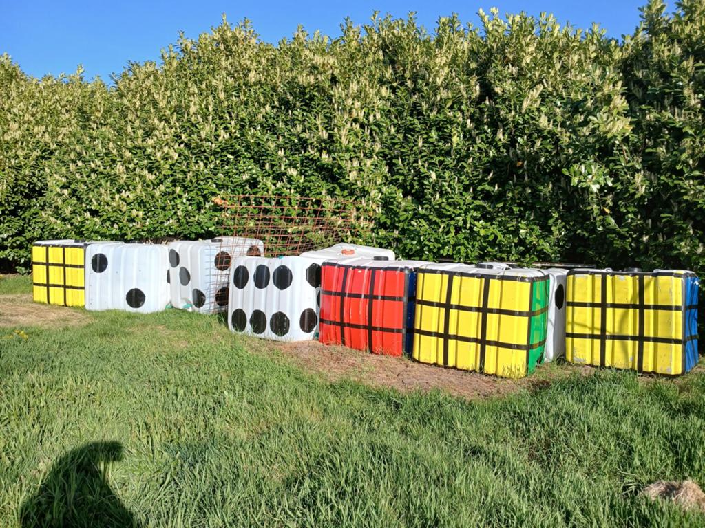 Ibc vaten dobbelstenen en rubik's kubussen, straatversiering, Ophalen