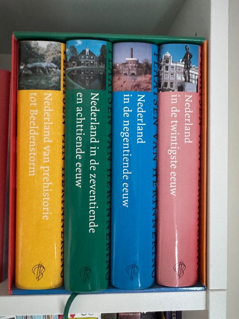 Nederlandse Geschiedenis Boekenset in Foedraal, Boeken, Plaatsen van Herinnering, Zo goed als nieuw, Ophalen, 20e eeuw of later