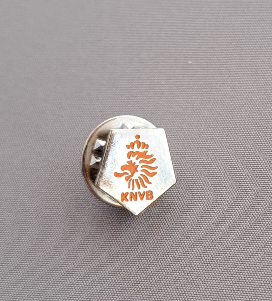 pin voetbal KNVB, Verzamelen, Speldjes, Pins en Buttons, Ophalen of Verzenden, Zo goed als nieuw, Sport, Speldje of Pin