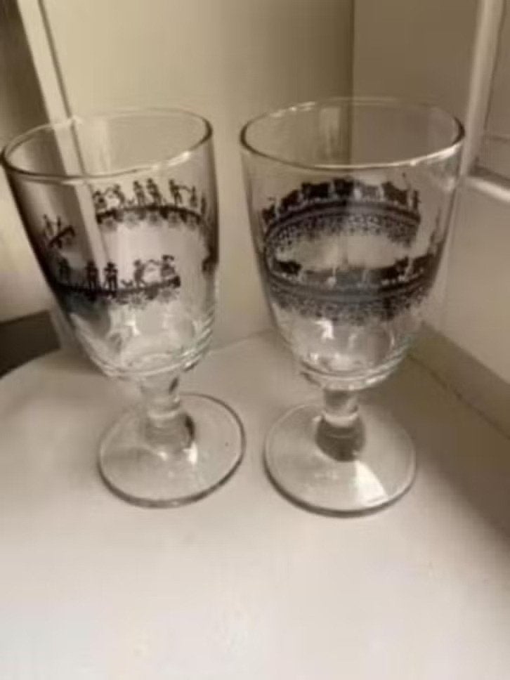 2 mooie vintage wijnglazen :bedrukt met zwarte afbeeldingen, Ophalen of Verzenden, Zo goed als nieuw, Overige typen