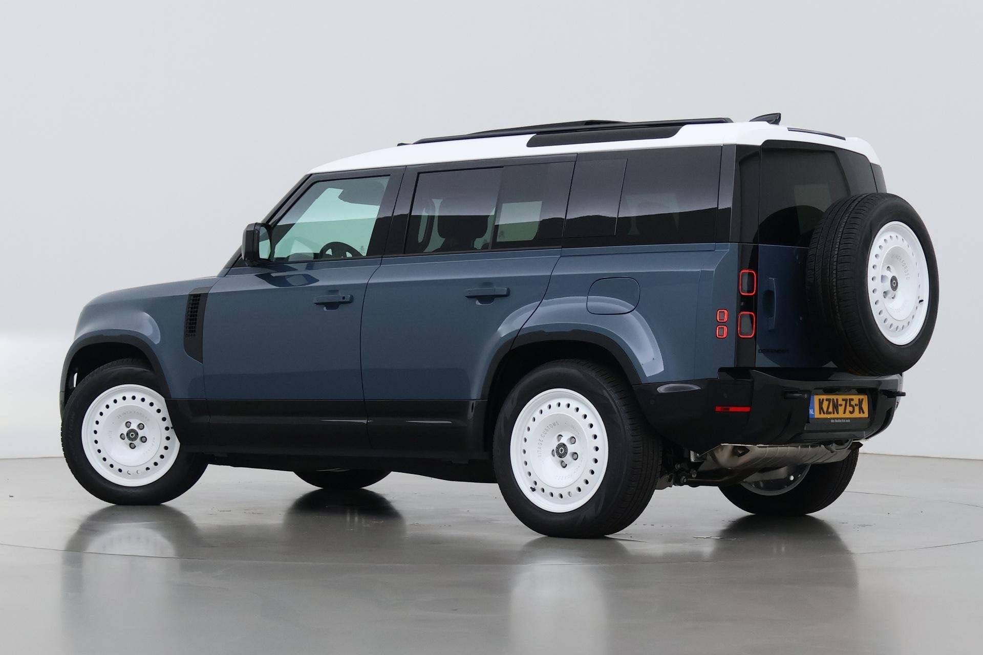 Land Rover Defender 110 P300e X-Dynamic HSE | HERITAGE Editi, Automaat, Stof, Gebruikt, 3000 kg