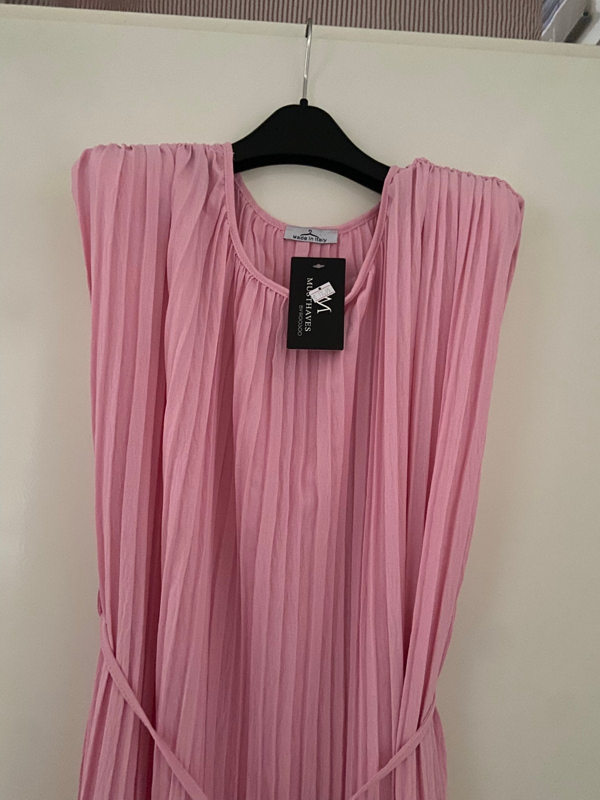 Nieuwe plissé jurk met split en uitneembare schoudervulling, Maat 46/48 (XL) of groter, Nieuw, Ophalen of Verzenden, Roze
