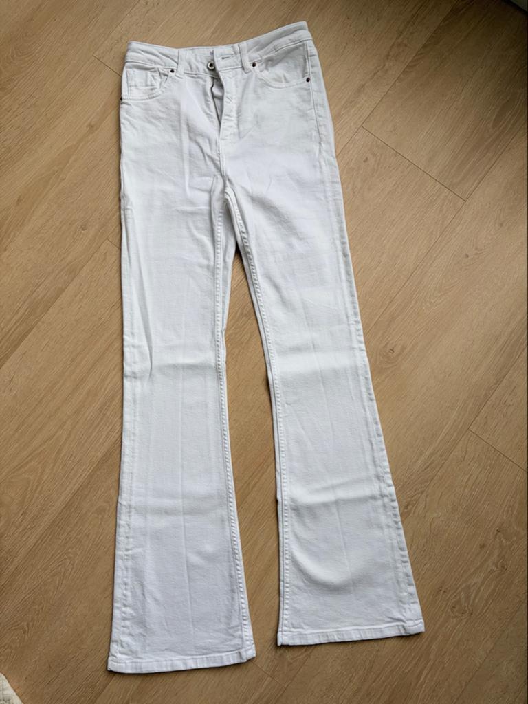 Witte flared jeans - Zara, Kleding | Dames, Maat 38/40 (M), Wit, Ophalen of Verzenden, Zo goed als nieuw