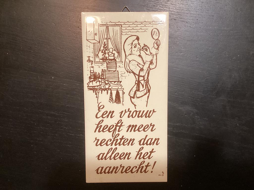 Vintage tegel  VROUW HEEFT MEER RECHTEN DAN ALLEEN AANRECHT, Ophalen of Verzenden