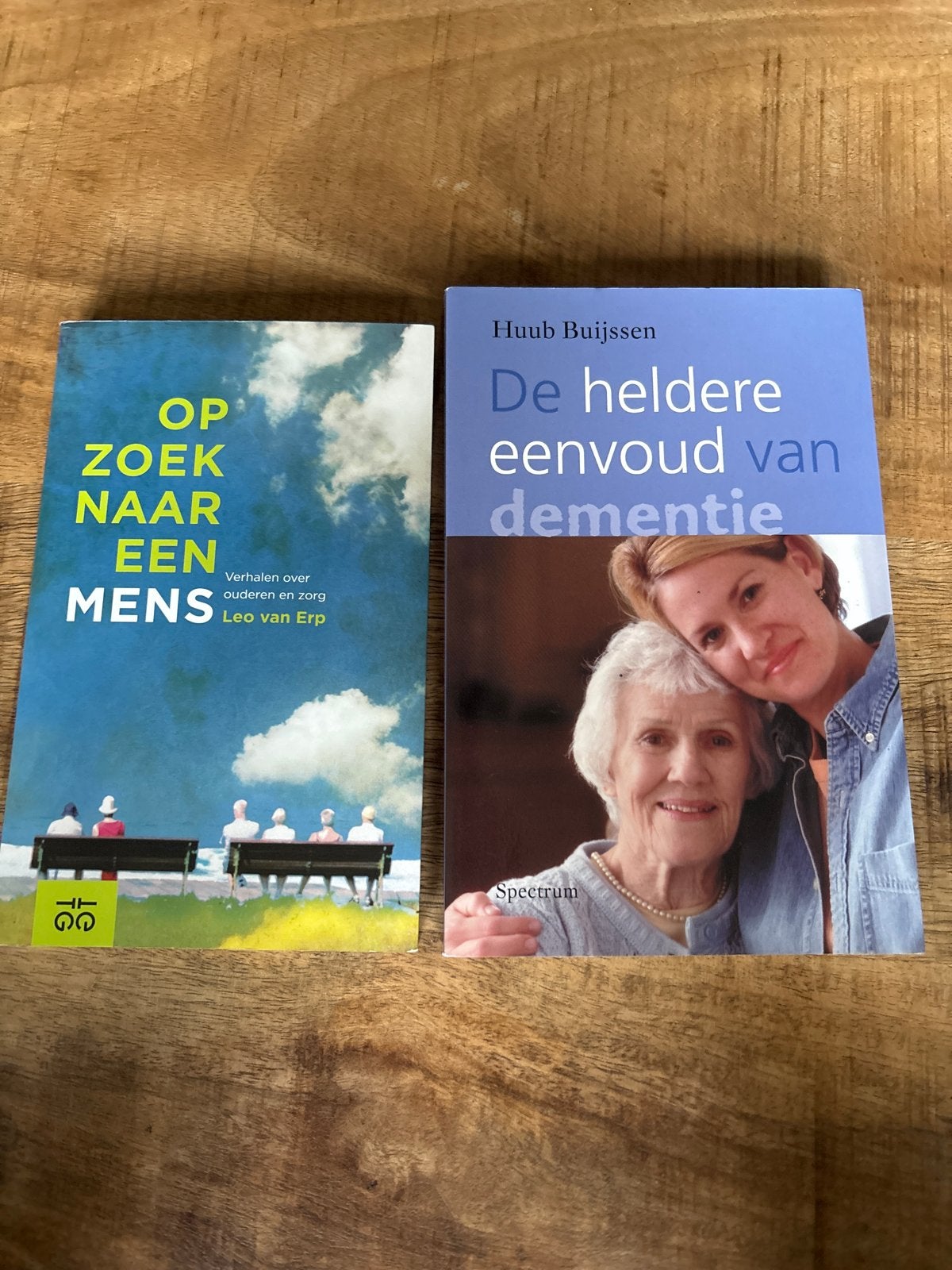 Boeken over ouderenzorg en dementie (2 stuks), Ophalen of Verzenden, Zo goed als nieuw