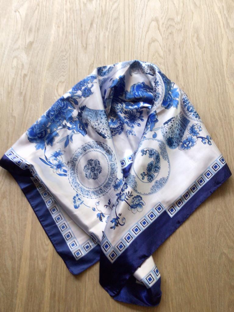 Grote sjaal met Delftsblauwe motieven, satijn., Ophalen of Verzenden, Zo goed als nieuw, Maat 46/48 (XL) of groter, Sjaal
