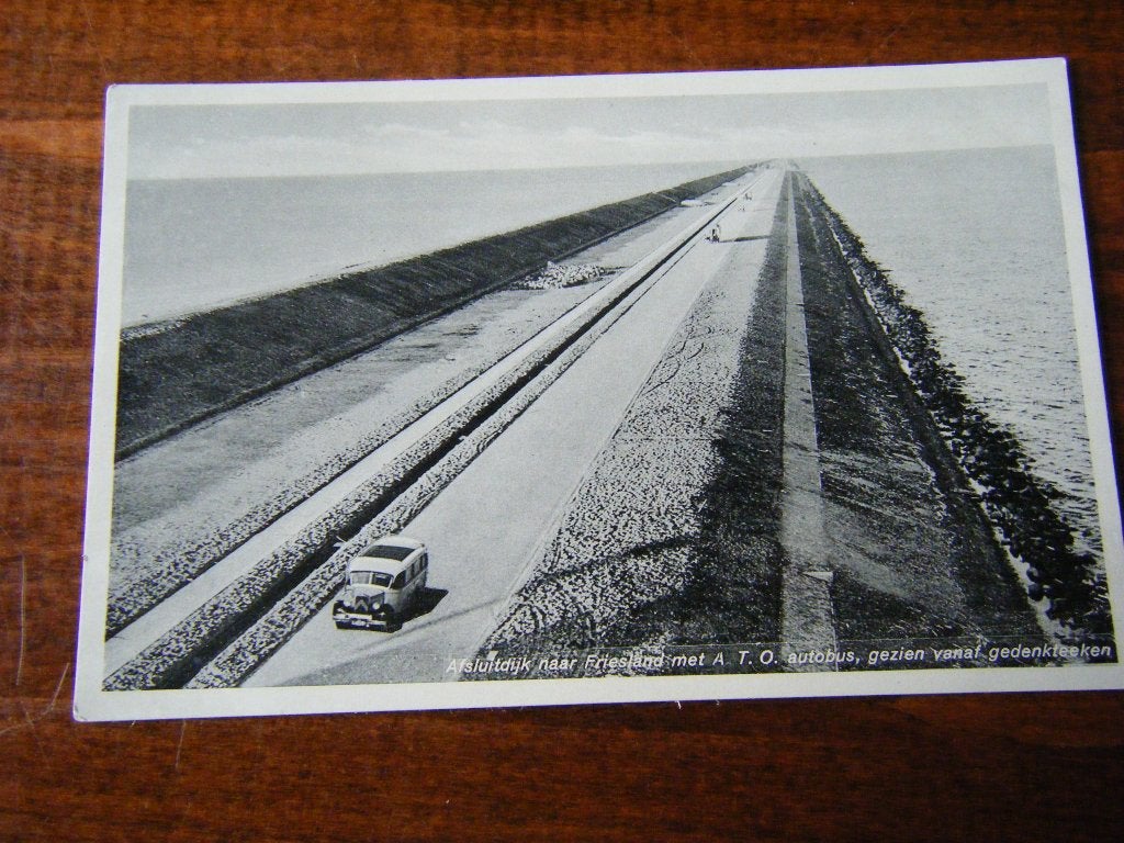 V42 - Afsluitdijk - Bus - Luchtfoto - Mooi/Oud, Ophalen of Verzenden, 1940 tot 1960, Noord-Holland