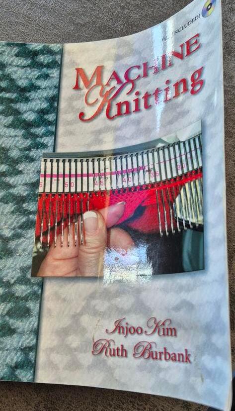 Machine Knitting Boek - Engels (met DVD)., Ophalen of Verzenden, Zo goed als nieuw, Breien, Patroon of Boek