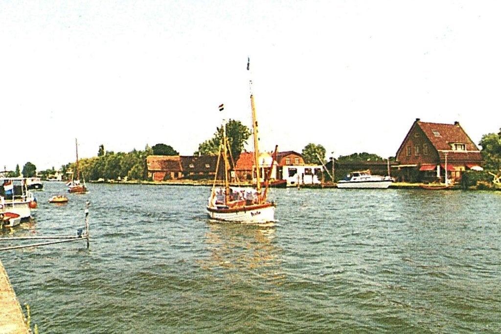 984131 Roelofarendsveen 80+  zegel Sculptuur Wessel Couzijn, Verzamelen, Ansichtkaarten | Nederland, Ophalen of Verzenden, 1980 tot heden
