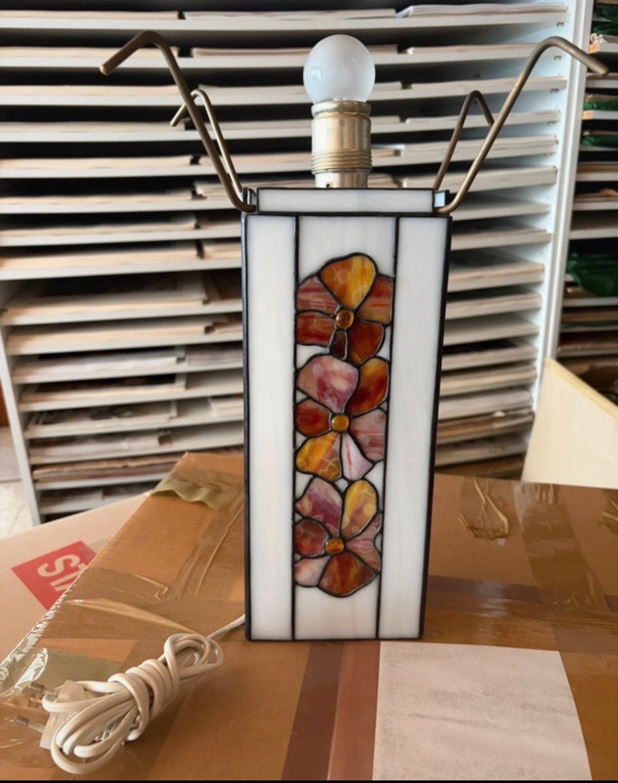 Prachtige Art Nouveau Tiffany tafellamp met bloemen, Huis en Inrichting, Meerkleurig, Met stekker, E27 (groot), Ophalen of Verzenden