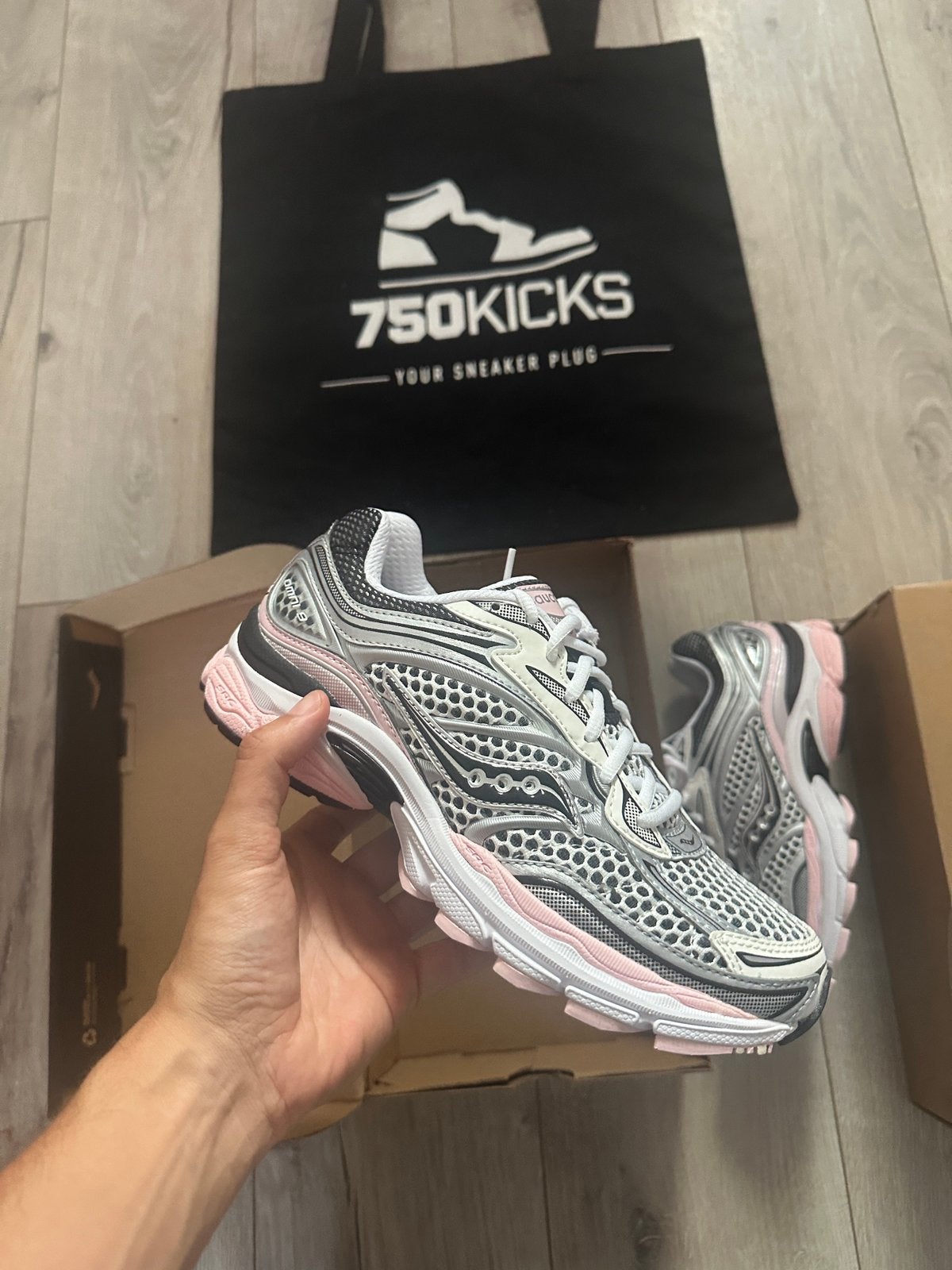 Saucony ProGrid Omni 9 Silver Pink Maat EU39 S70739-16, Overige kleuren, Nieuw, Ophalen of Verzenden, Sneakers of Gympen