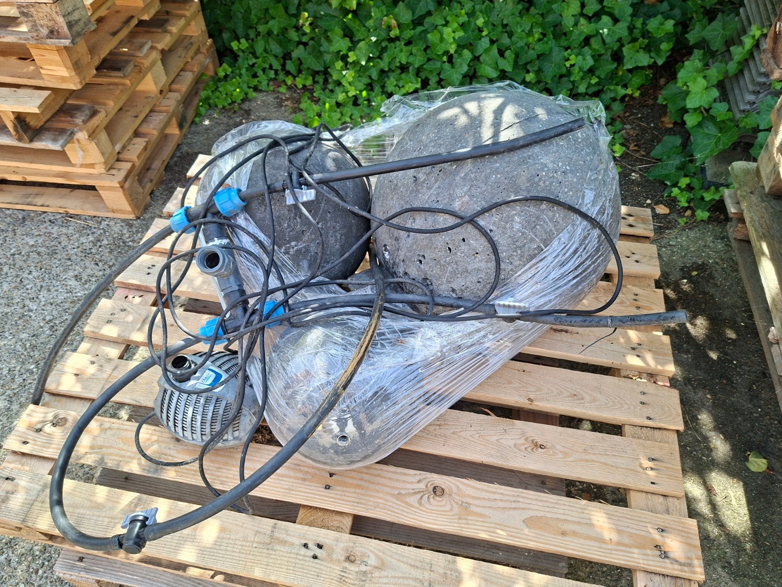 3 betonnen waterballen met pomp voor vijver of tuin, Tuin en Terras, Vijvers, Ophalen of Verzenden