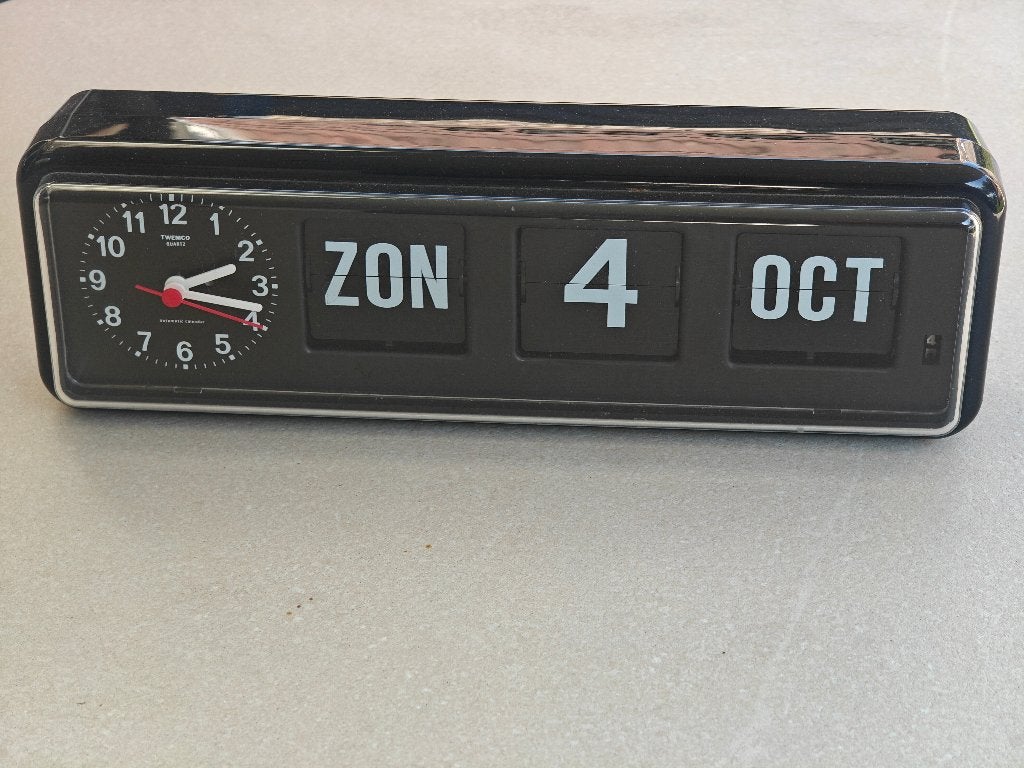 Kalenderklok Twemco BQ-38 | Zwart | Senioren-/dementieklok, Analoog, Ophalen of Verzenden, Zo goed als nieuw, Kalenderfunctie