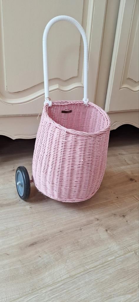 Roze rieten trolley/mandje met wielen, Ophalen, Zo goed als nieuw, Meisje