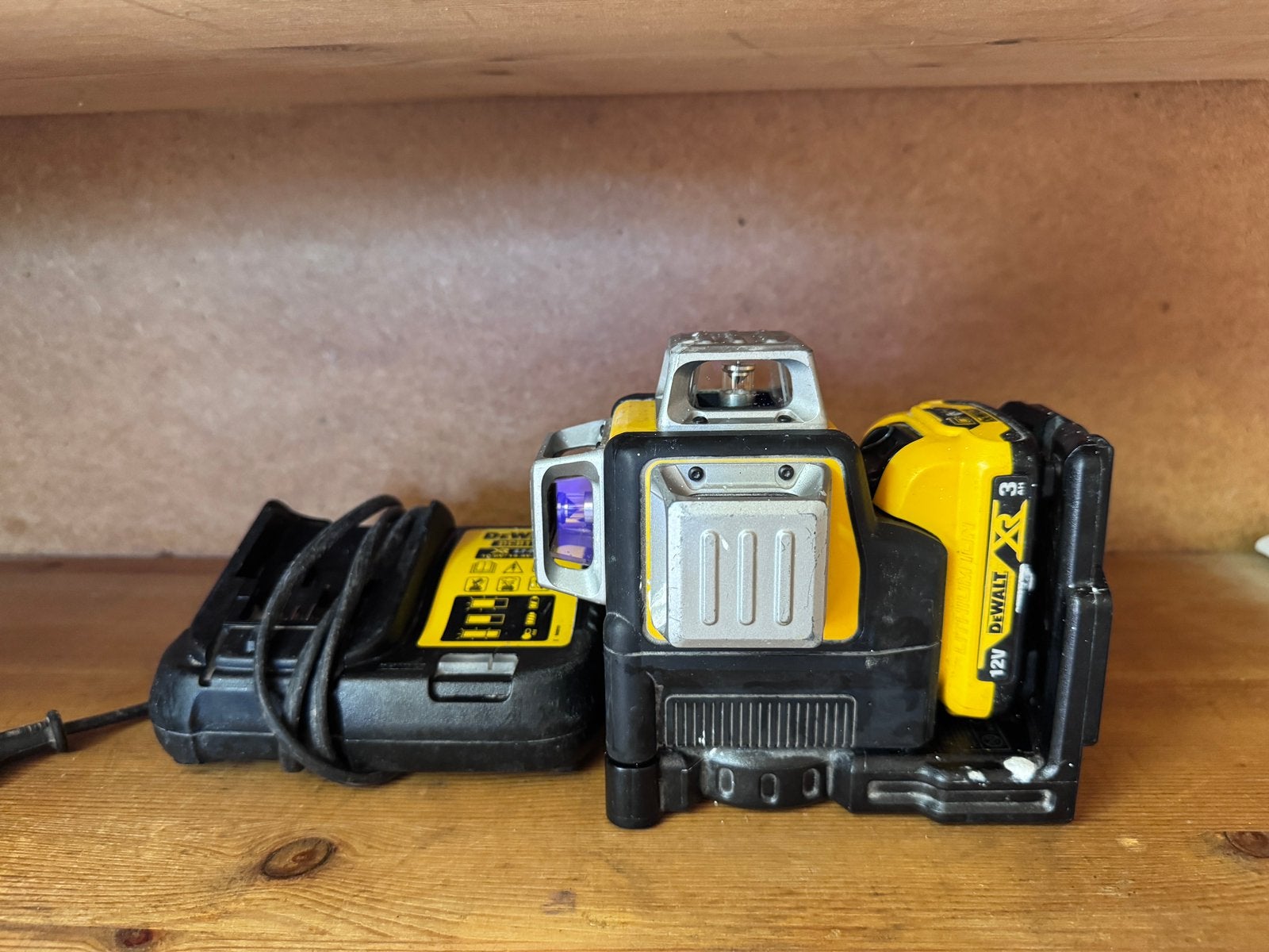 DeWalt DCE088 kruislijnlaser met 3Ah 12v accu en oplader