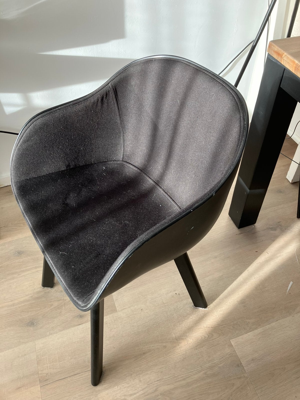 4 zwarte kuipstoelen met robuust metalen onderstel, Huis en Inrichting, Ophalen, Gebruikt, Zwart, Kunststof