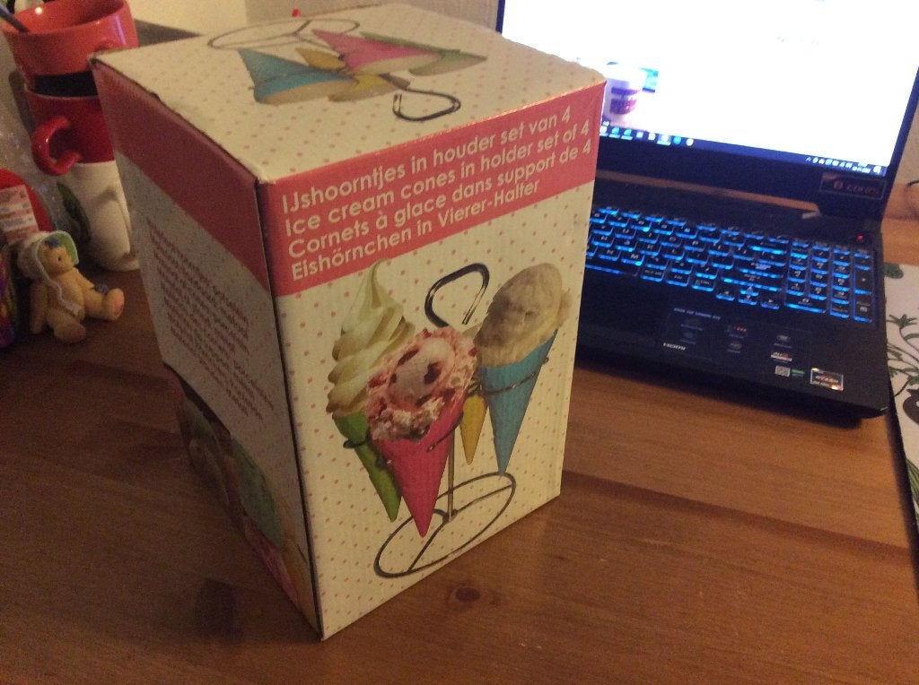 Porseleinen ijshoorntjes in houder set van 4. in 4 kleuren, Overige typen, Ophalen of Verzenden, Zo goed als nieuw, Overige stijlen