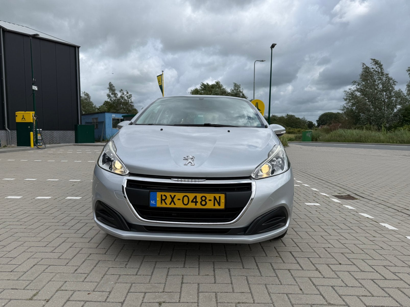 Peugeot 208 1.2 PureTech Active 60KW/82PK 5-D 2018 Grijs, Auto's, Voorwielaandrijving, Stof, 31 €/maand, 1199 cc