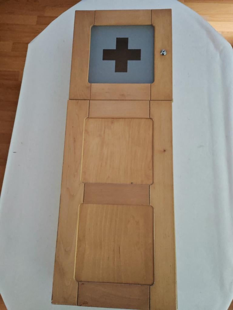 Houten medicijnkastje met kruis en slot, Minder dan 50 cm, Glas, Klassiek, Ophalen of Verzenden
