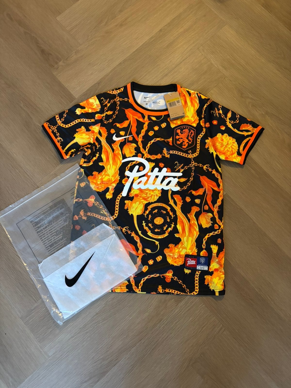 Nike Nederland Special Edition Voetbalshirt Zwart/Oranje, Kleding | Heren, T-shirts, Verzenden, Nieuw, Maat 52/54 (L), Oranje