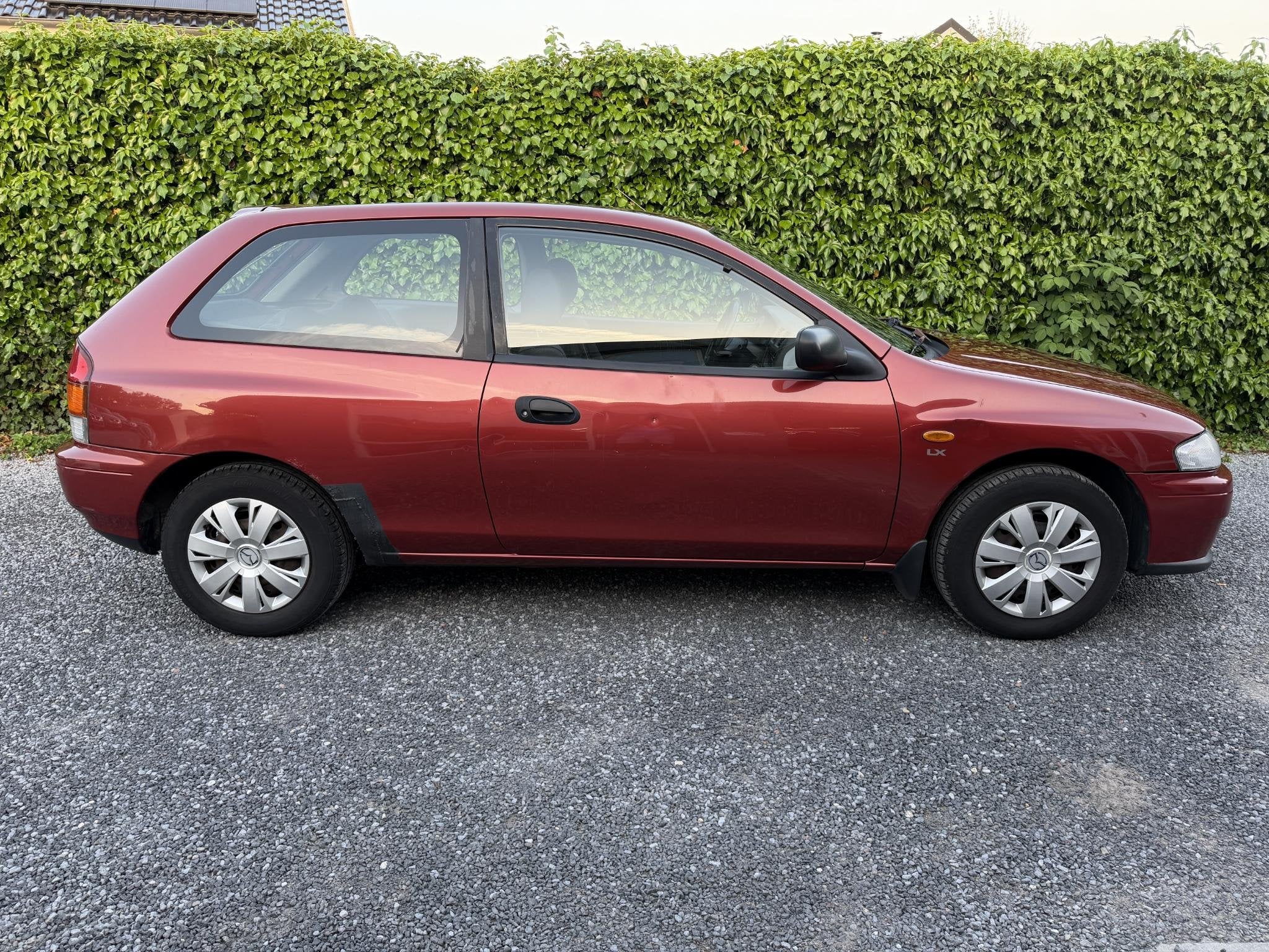 Mazda 323 1.5i P LX | Trekhaak | Radio / CD | APK tot 05-10-, Voorwielaandrijving, Stof, 4 cilinders, 400 kg