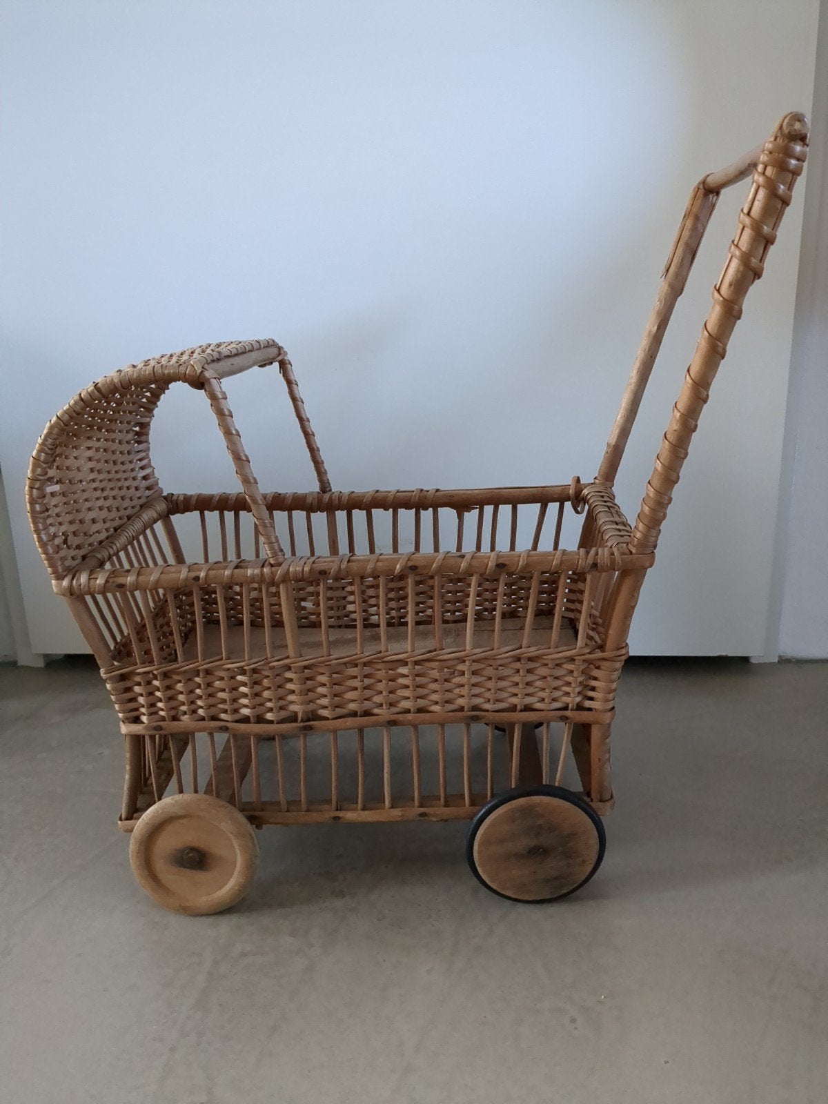 Vintage rotan poppenwagen - Handgemaakt, Antiek en Kunst, Ophalen