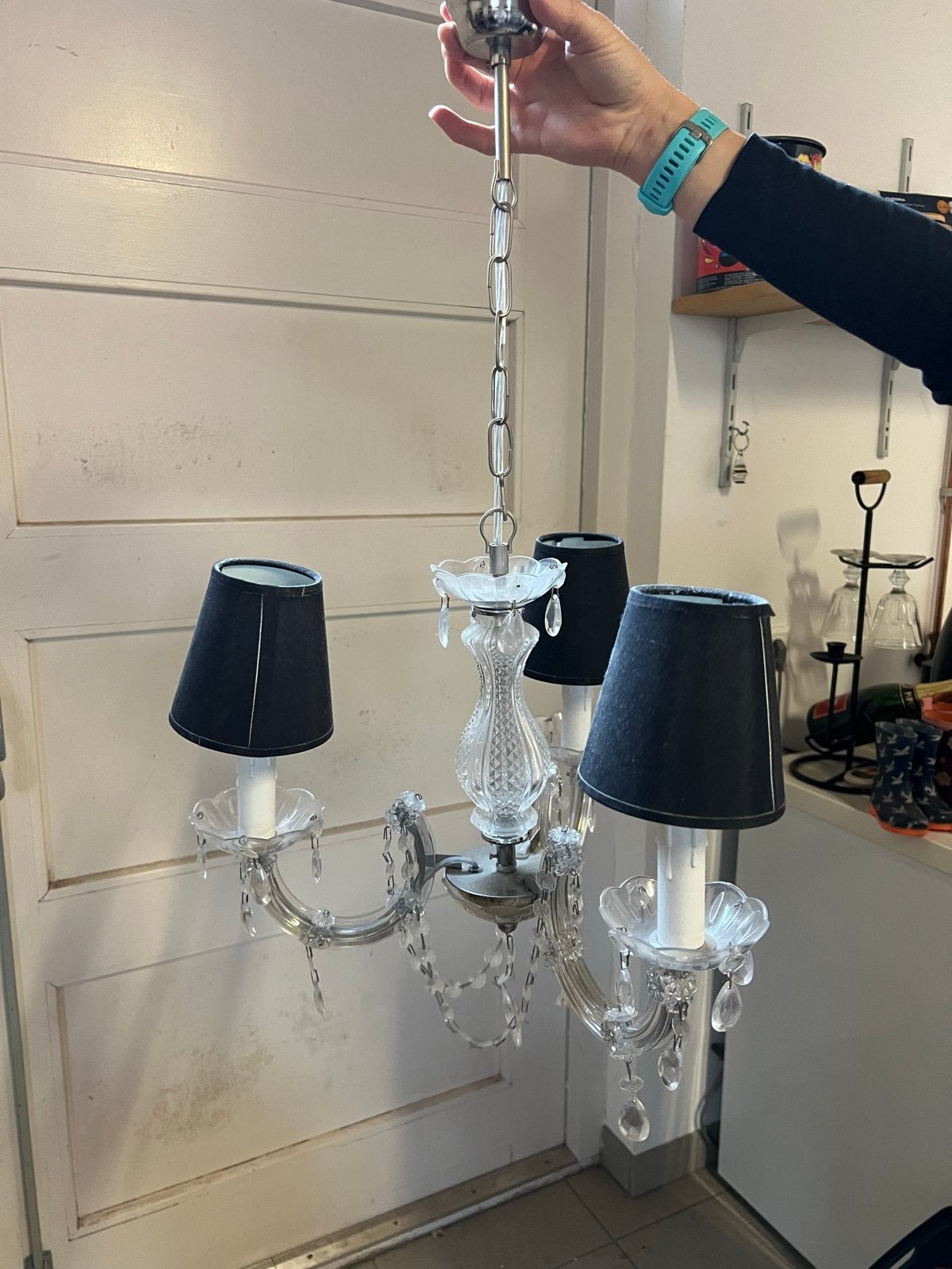 Elegante Kroonluchter met Zwarte Kappen - Klassiek Design, Huis en Inrichting, Lampen | Hanglampen, Ophalen of Verzenden, Zo goed als nieuw