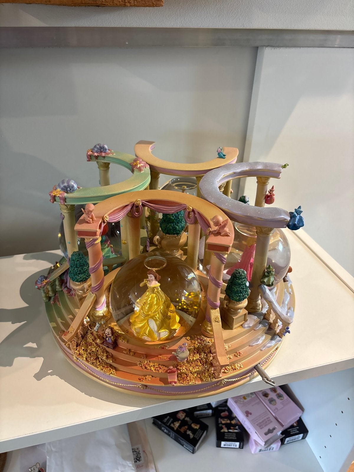 Disney Store 4 Seizoenen snowglobe met Muziek en prinsessen, Verzamelen, Ophalen, Assepoester of Belle, Zo goed als nieuw, Beeldje of Figuurtje