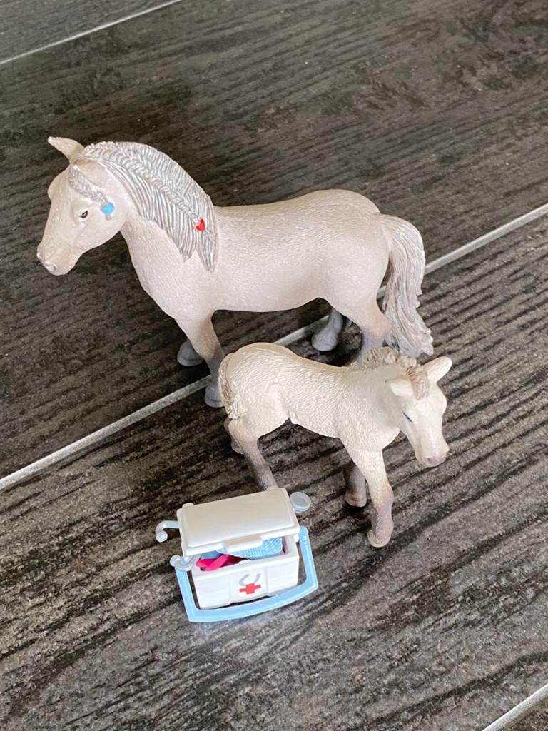 Schleich paard ( grijs paard met veulen en dokter kistje ), Verzamelen, Speelgoed, Ophalen, Gebruikt