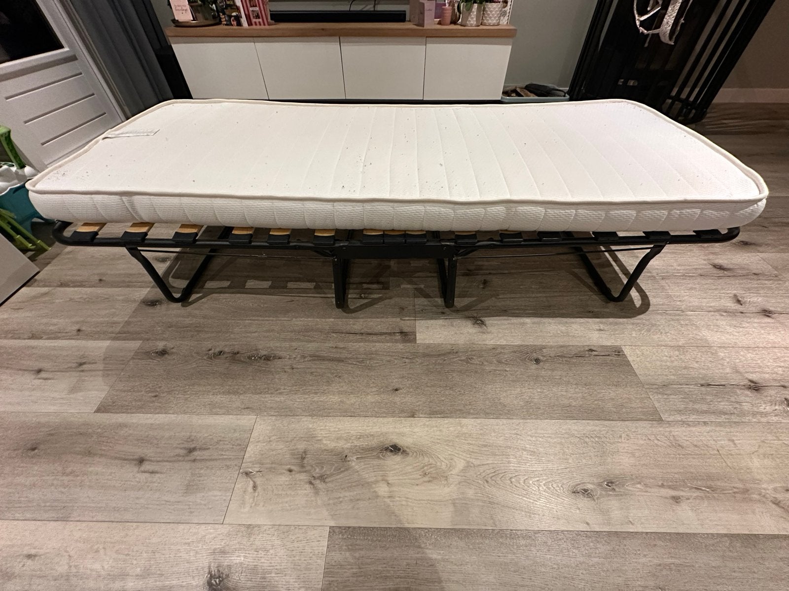 Vouwbed, klapbaar logeerbed met matras - Ideaal voor gasten, Huis en Inrichting, Ophalen, Verstelbaar, Eenpersoons, Zwart