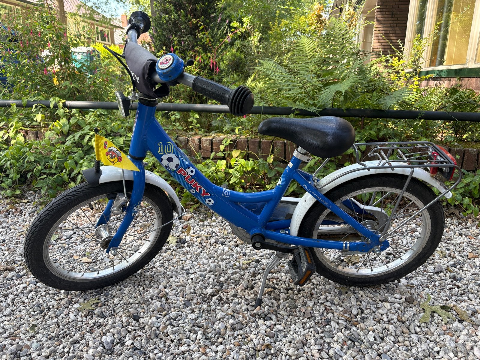 Puky Kinderfiets 16 inch - Blauw met Voetbalthema, Fietsen en Brommers, Fietsen | Kinderfietsjes, Ophalen, Gebruikt, Terugtraprem