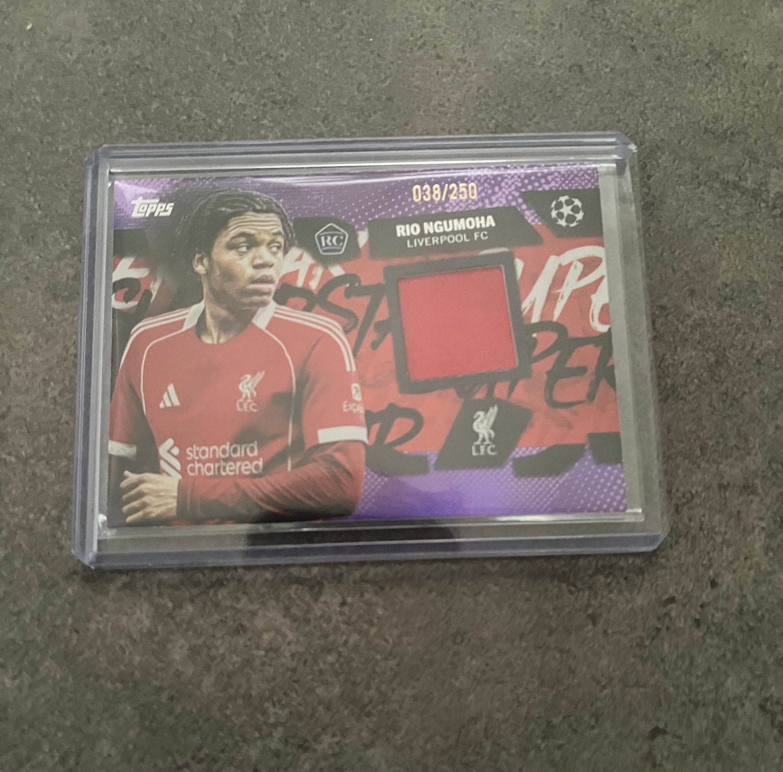 Topps UCC 2025-2026 Rio Ngumoha Worn Relic /250 Rookie, Verzenden, Zo goed als nieuw, Plaatje