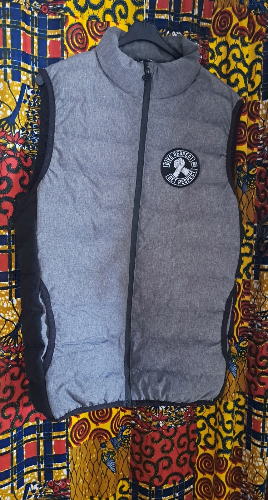 Gym King Stijlvol grijs bodywarmer met 'Give Respect' patch, Ophalen of Verzenden, Zo goed als nieuw, Onbekend, Grijs
