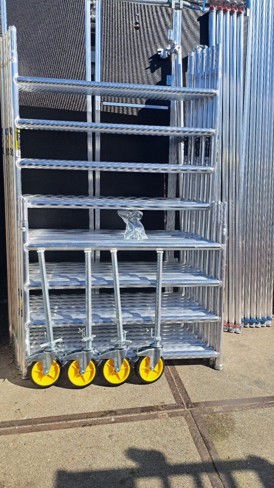 Te koop nieuwe brede frames custers steiger werkhoogte 8.20, Custers, Nieuw, Ophalen of Verzenden, Rolsteiger of Kamersteiger