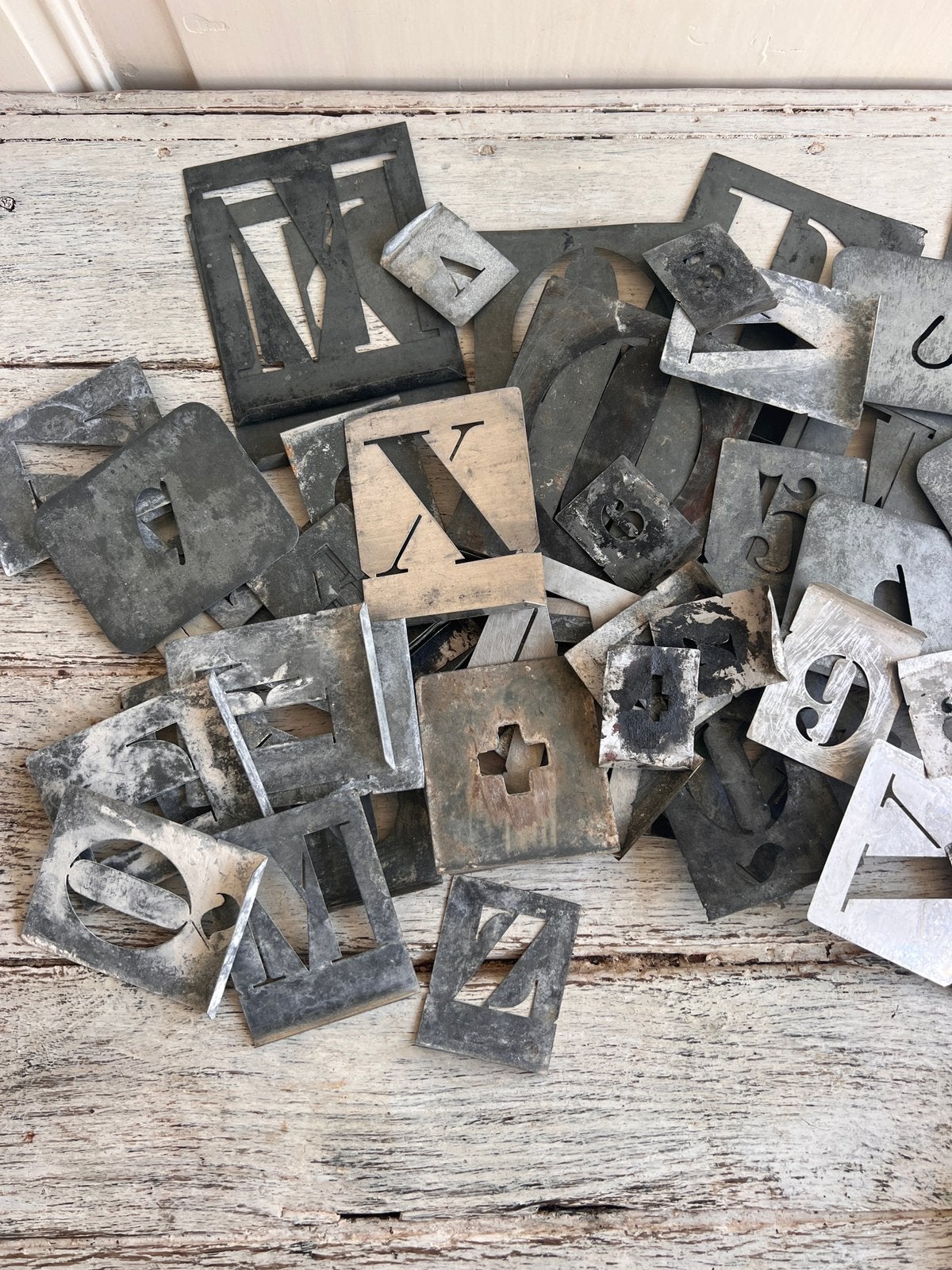 Lot van heel veel oude zinken sjablonen *CB* brocante, Ophalen of Verzenden
