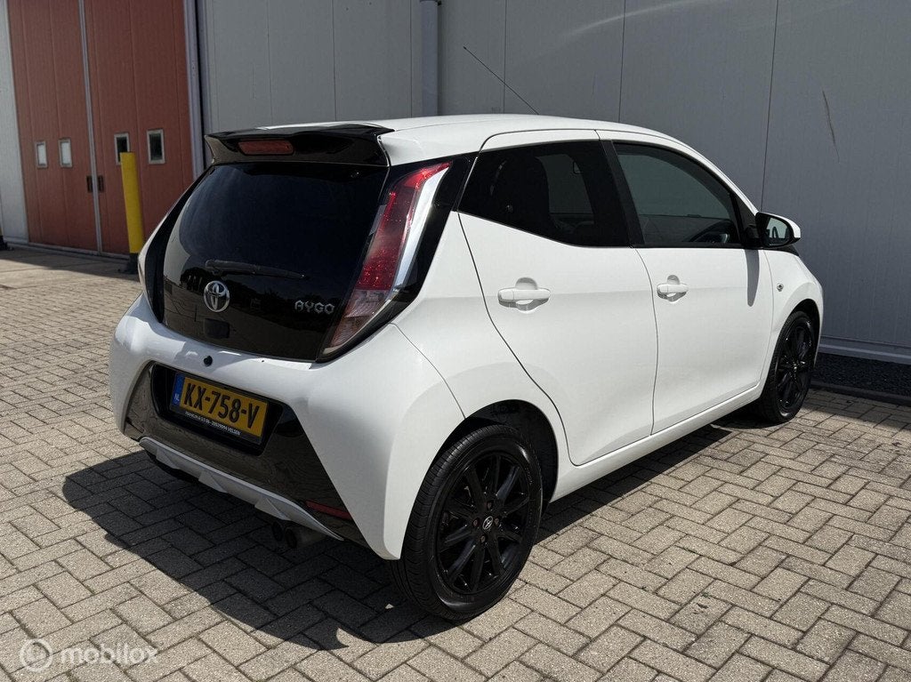 Toyota Aygo 1.0 VVT-i x-sport uitvoering Airco NAP LM velgen, Auto's, Toyota, Voorwielaandrijving, Gebruikt, Euro 6, 4 stoelen