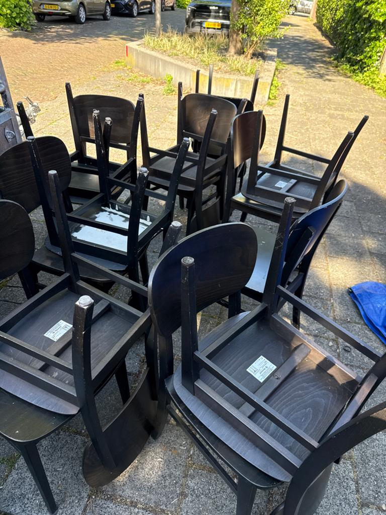 Gratis! Zwarte houten stoelen - partij van 20stuks, Ophalen, Gebruikt, Zwart, Vijf, Zes of meer stoelen
