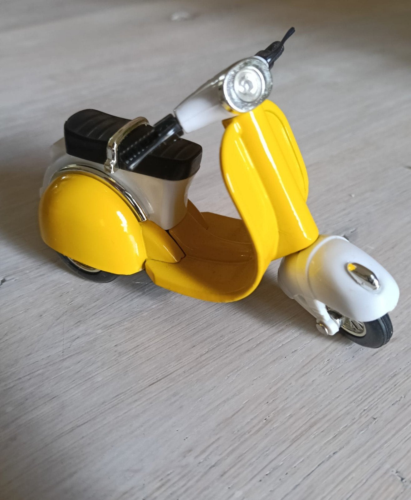 Gele Vespa scooter miniatuur - 11x7x4 cm, Ophalen of Verzenden